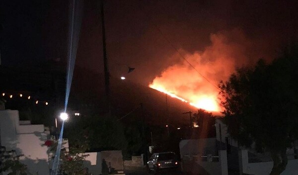  Πάρος: Μεγάλη πυρκαγιά απείλησε μοναστήρι και σπίτια