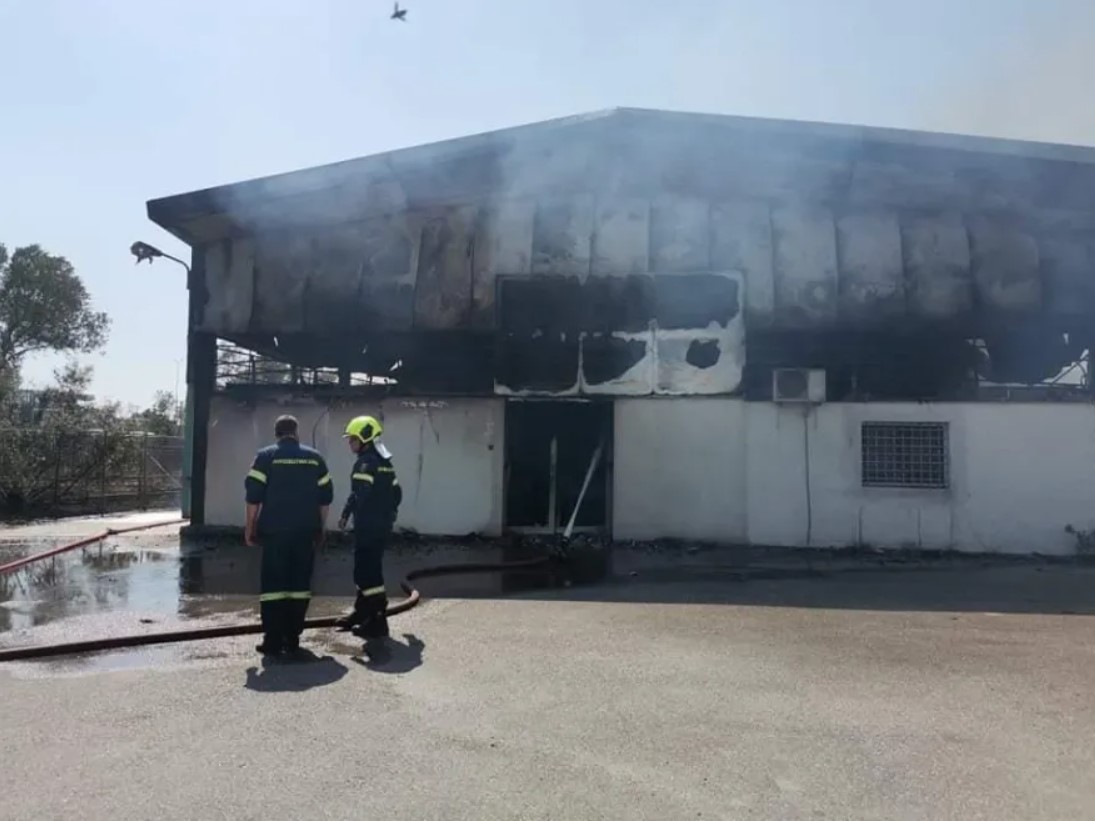 Μεγάλες καταστροφές από την πυρκαγιά σε βιομηχανία στο Μενίδι