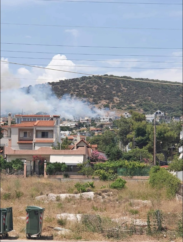 Φωτιά κοντά σε σπίτια στη Λούτσα