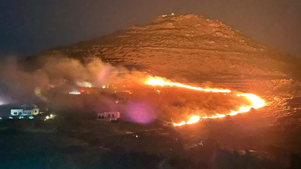  Πάρος: Μεγάλη πυρκαγιά απείλησε μοναστήρι και σπίτια