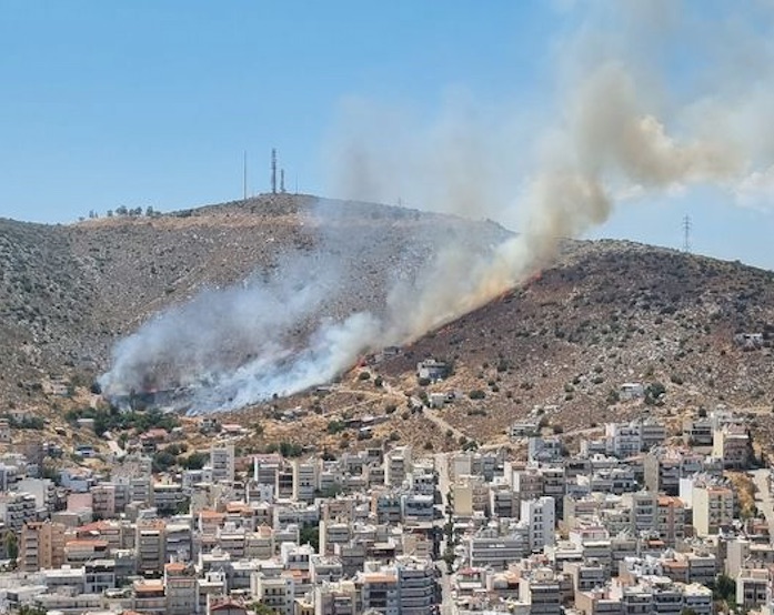 Φωτιά κοντά σε σπίτια στο Σχιστό