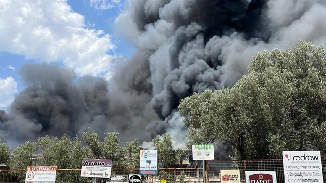 Μεγάλη φωτιά σε βιομηχανία στο Μενίδι