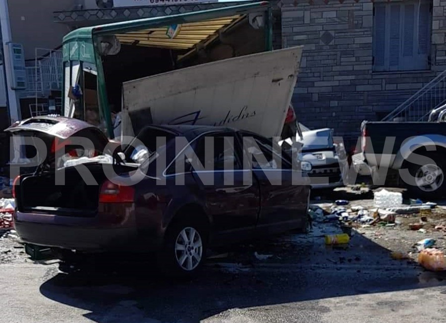 Θανατηφόρο τροχαίο στην Καβάλα: Αυτοκίνητο έπεσε σε πεζό και οχήματα - Τρεις νεκροί