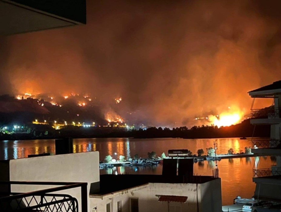 Μαίνονται οι πυρκαγιές σε Ιτέα και Κρανίδι – Μεγάλη η μάχη των πυροσβεστών 