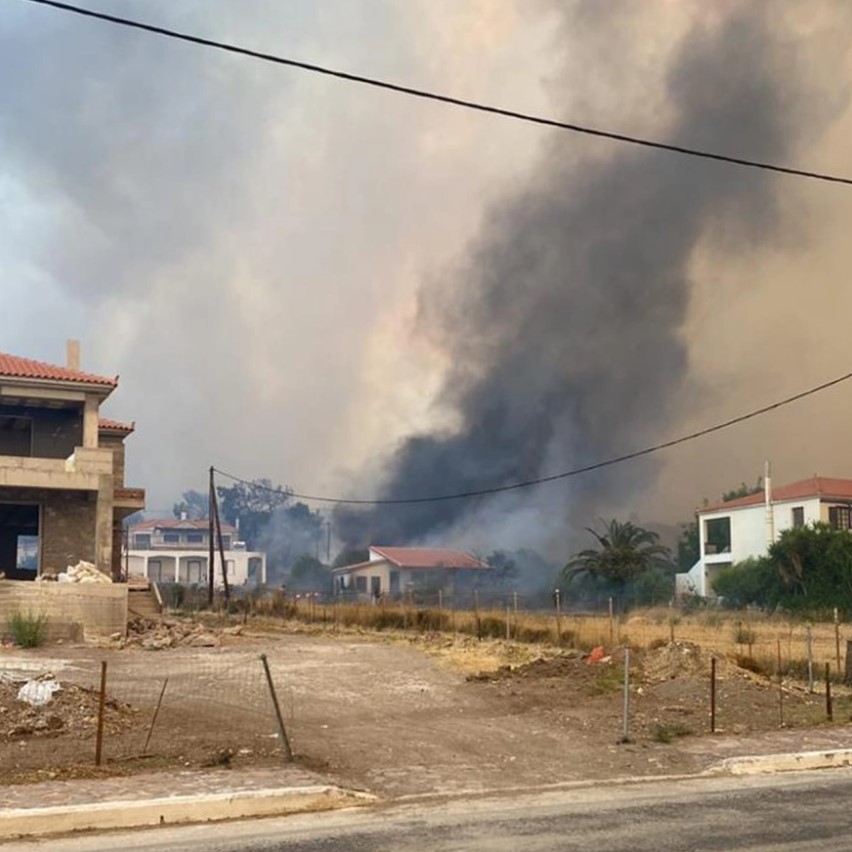 Ανεξέλεγκτη η φωτιά στη Λέσβο: Καίγονται σπίτια στα Βατερά