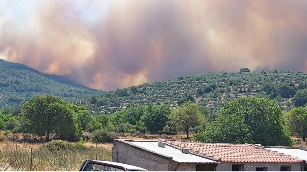 Λέσβος: Μεγάλη φωτιά στα Βατερά – Εκκενώθηκε οικισμός