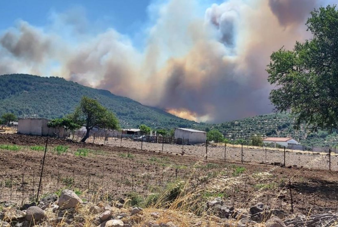 Λέσβος: Μεγάλη φωτιά στα Βατερά – Εκκενώθηκε οικισμός