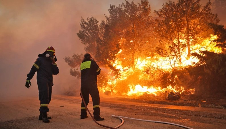 Φωτιά στην Πεντέλη: Έγιναν 600 απομακρύνσεις κατοίκων