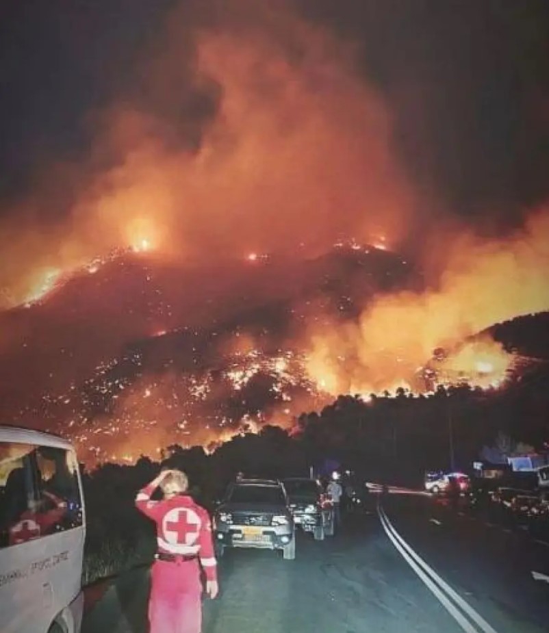 Aνεξέλεγκτη η μεγάλη φωτιά στο Ρέθυμνο: Μεγάλη μάχη με φλόγες και ανέμους 