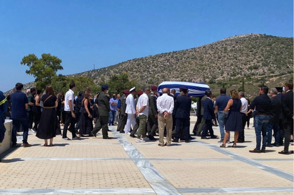 Πτώση ελικοπτέρου στη Σάμο: Θρήνος στην κηδεία του Έλληνα 