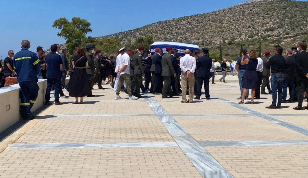 Πτώση ελικοπτέρου στη Σάμο: Θρήνος στην κηδεία του Έλληνα 