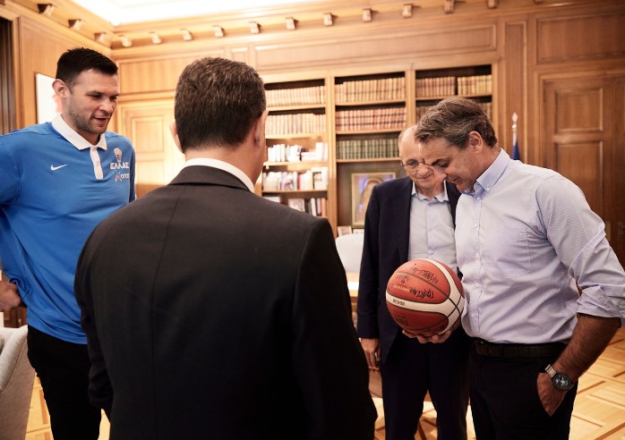 Μητσοτάκης: Συνάντηση με τον Πρόεδρο της ΕΟΚ και αντιπροσωπεία της Εθνικής μπάσκετ 