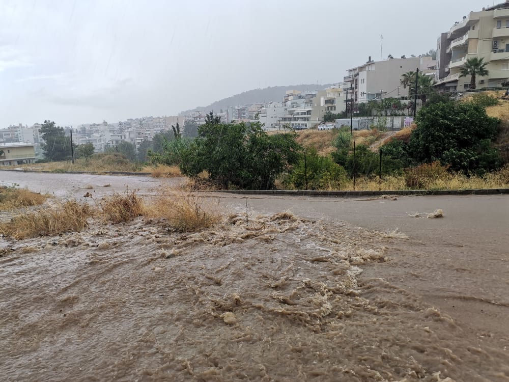 Ισχυρή καταιγίδα στο Ρέθυμνο: Διακοπές ρεύματος, ποτάμια οι δρόμοι από την καταιγίδα