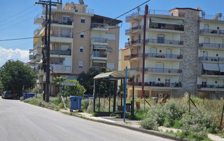 Θεσσαλονίκη: Αυτοκίνητο έπεσε πάνω σε στάση του ΟΑΣΘ