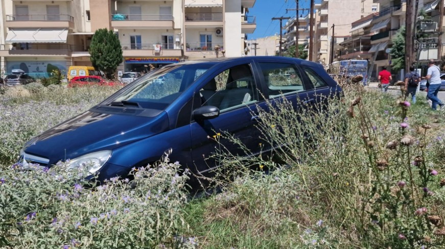 Θεσσαλονίκη: Αυτοκίνητο έπεσε πάνω σε στάση του ΟΑΣΘ