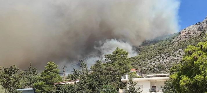 Βελτιωμένη η εικόνα της φωτιάς στη Νέα Πέραμο - Άνοιξε η Εθνική Οδός 