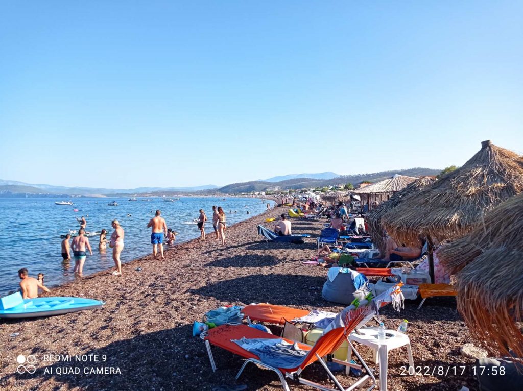 Γεμάτες οι παραλίες στη Βόρεια Εύβοια από επισκέπτες – Καταλυτική η ενίσχυση του τουρισμού από το «North Evia Pass» 