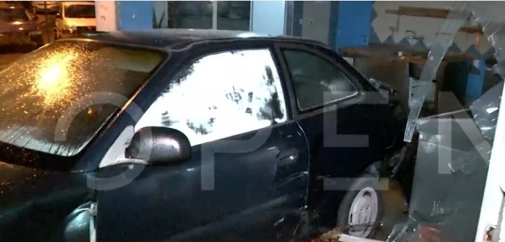Θεσσαλονίκη: Αυτοκίνητο παρασύρθηκε από τα ορμητικά νερά και καρφώθηκε σε ιχθυοπωλείο