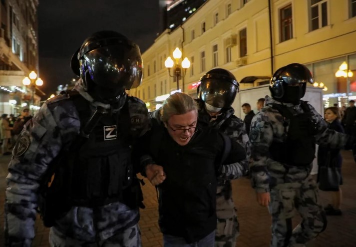 Χαμός στη Ρωσία: Οι πολίτες σπεύδουν να φύγουν