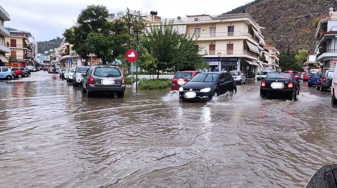 Ναύπλιο: Ποτάμια οι δρόμοι μετά από ξαφνική μπόρα