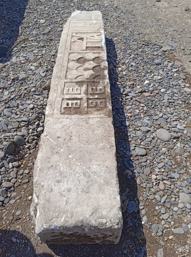Λέσβος: Ανακαλύφθηκε μαρμάρινο υπέρθυρο στο Οβριόκαστρο
