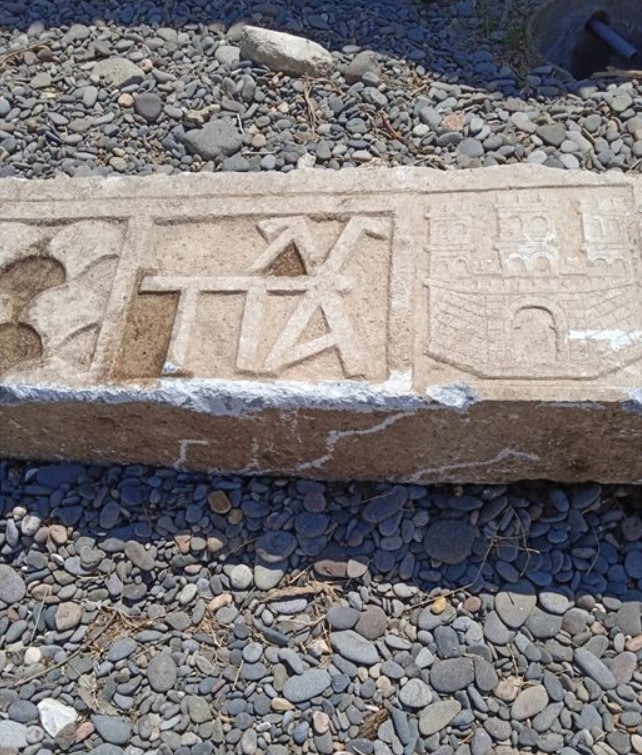 Λέσβος: Ανακαλύφθηκε μαρμάρινο υπέρθυρο στο Οβριόκαστρο