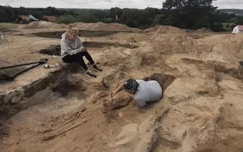 Πολωνία: Αρχαιολόγοι ανακάλυψαν σκελετό με δρεπάνι καρφωμένο στο λαιμό