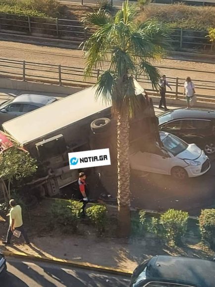 Νέο Φάληρο: Φορτηγό καταπλάκωσε παρκαρισμένο αυτοκίνητο