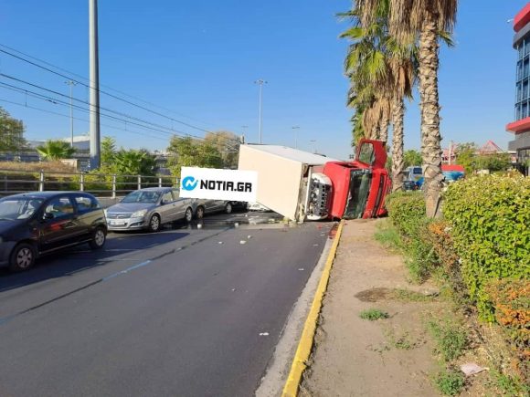 Νέο Φάληρο: Φορτηγό καταπλάκωσε παρκαρισμένο αυτοκίνητο