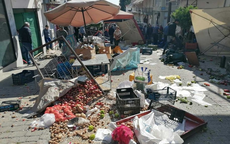 Πανικός στην Καλαμπάκα: Αγροτικό παρέσυρε και τραυμάτισε τρία άτομα σε λαϊκή αγορά