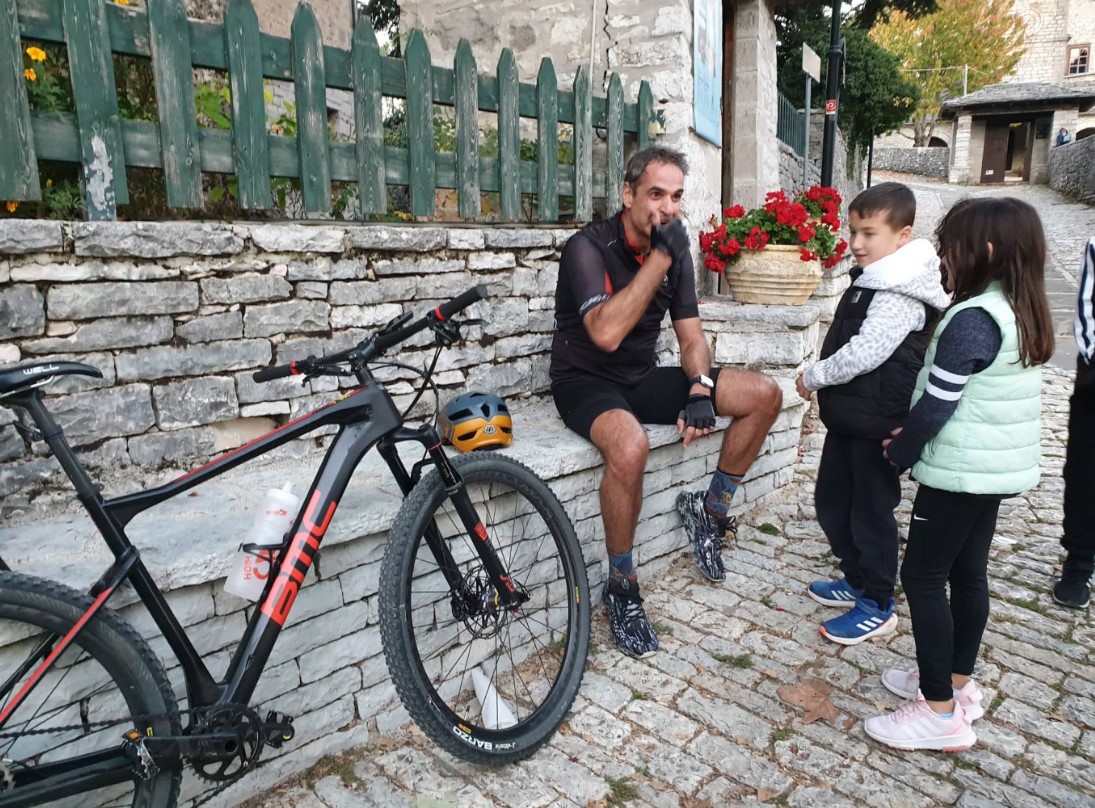 O Μητσοτάκης έκανε ποδηλατάδα από την Αρίστη μέχρι και το Μονοδέντρι