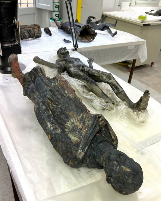 Ιταλία: Ανακαλύφθηκαν 24 αρχαία αγάλματα στην Τοσκάνη