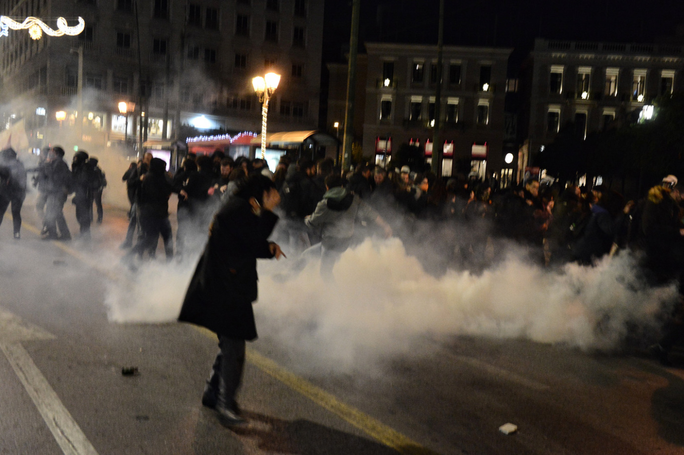 Πετροπόλεμος στο κέντρο της Αθήνας στην πορεία για τον θάνατο του 16χρονου Ρομά