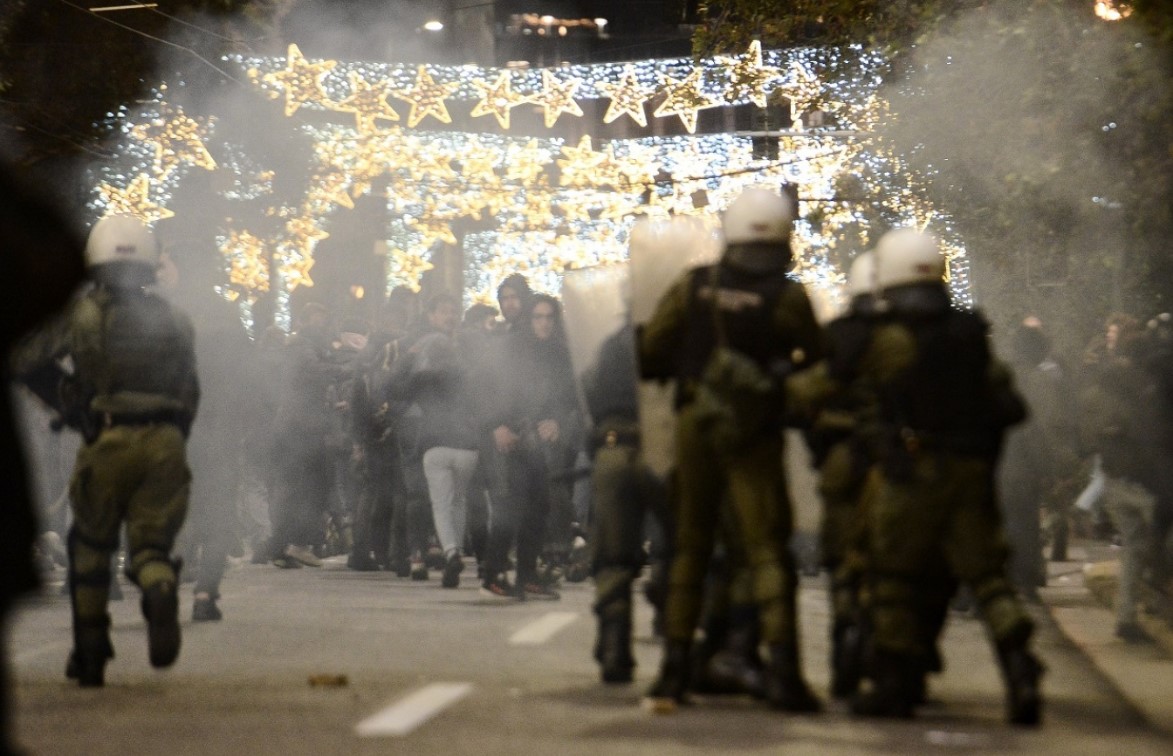 Πετροπόλεμος στο κέντρο της Αθήνας στην πορεία για τον θάνατο του 16χρονου Ρομά