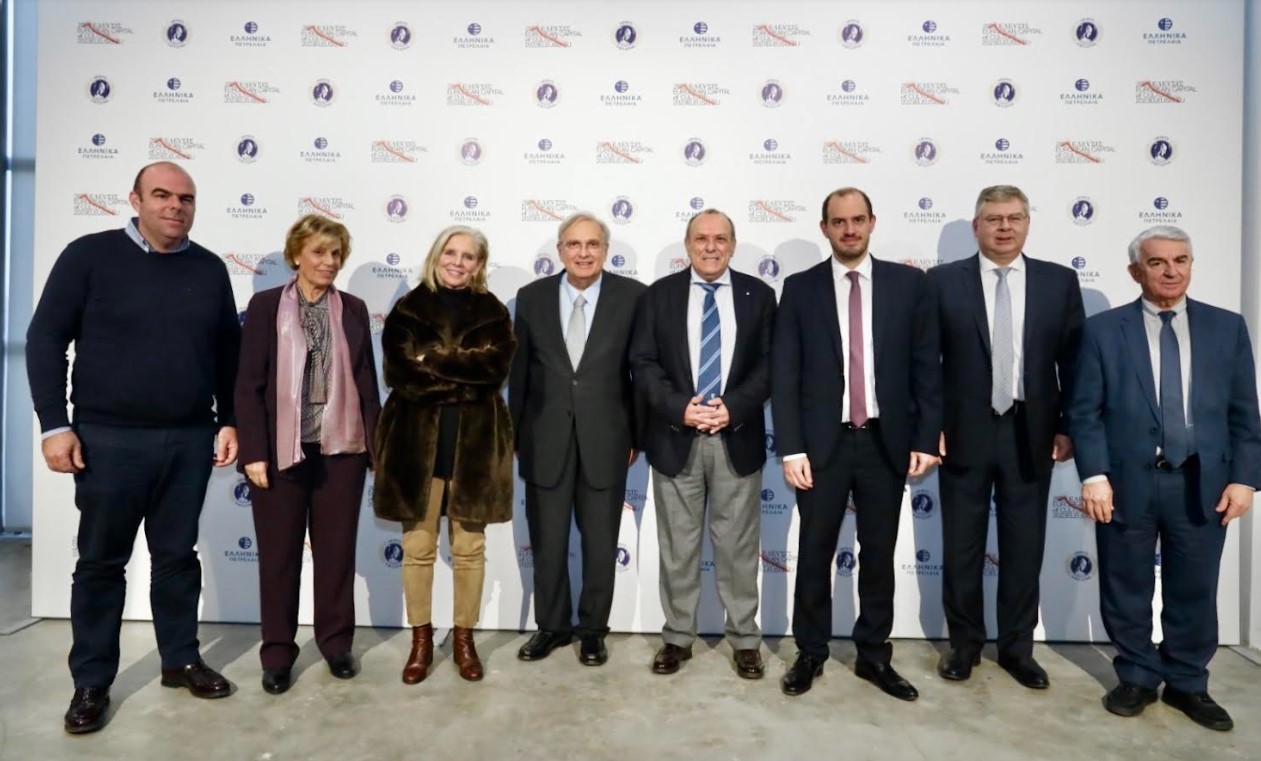 Από αριστερά, ο Αντιπεριφερειάρχης Δυτικής Αττικής κ. Λευτέρης Κοσμόπουλος, η CEO 2023 Ελευσίς Πολιτιστική Πρωτεύουσα της Ευρώπης κα Σουλτάνα (Νανά) Σπυροπούλου, η Πρόεδρος Δ.Σ. της 2023 Ελευσίς Πολιτιστική Πρωτεύουσα της Ευρώπης κα Δέσποινα Γερουλάνου, ο Πρόεδρος Δ.Σ. HELLENiQ ENERGY κ. Γιάννης Παπαθανασίου, ο Δήμαρχος Ελευσίνας κ. Αργύρης Οικονόμου, ο Υφυπουργός Δικαιοσύνης και Βουλευτής Δυτικής Αττικής κ. Γιώργος Κώτσηρας, ο Διευθύνων Σύμβουλος HELLENiQ ENERGY κ. Ανδρέας Σιάμισιης και ο Αντιπρόεδρος της 