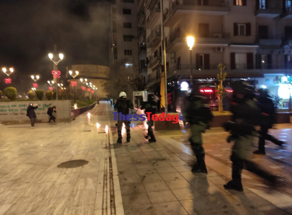 Θεσσαλονίκη: Μολότοφ μετά από την πορεία για τον θάνατο του 16χρονου Ρομά