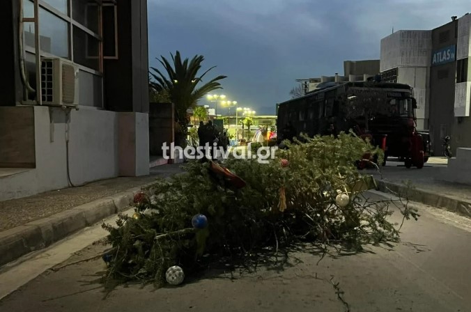 Θεσσαλονίκη: Επίθεση με μολότοφ στα ΜΑΤ έξω από τη ΔΕΘ