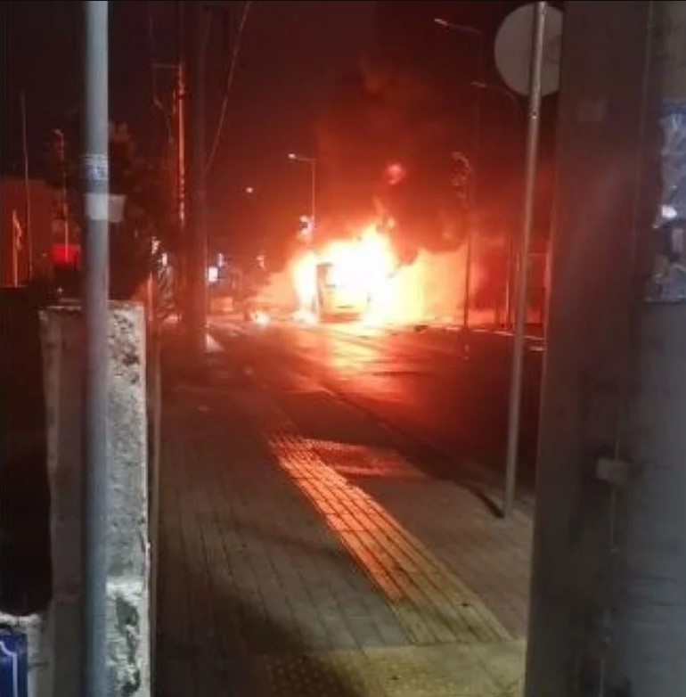 Ρομά πυρπόλησαν αστικό λεωφορείο στο Μενίδι