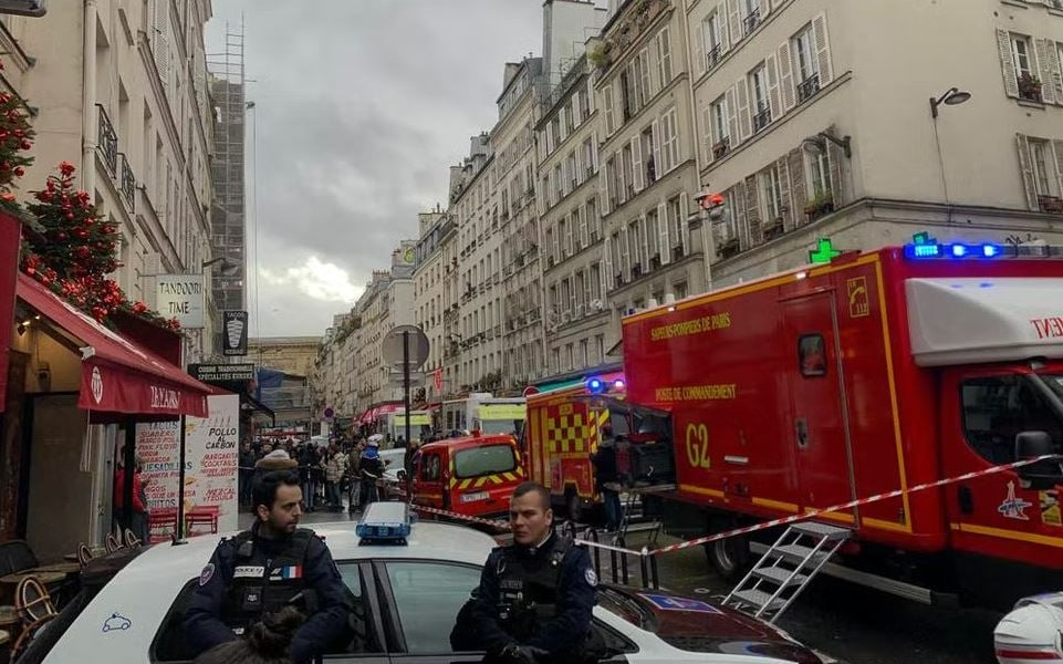 Επίθεση στο Παρίσι: Τρεις οι νεκροί από τους πυροβολισμούς