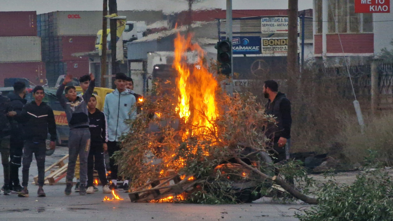 Θεσσαλονίκη: Ρομά ανάβουν φωτιές και στήνουν οδοφράγματα στον οικισμό της Αγίας Σοφίας
