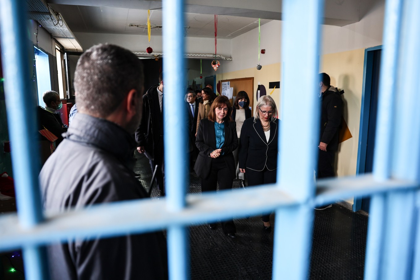 Σακελλαροπούλου: Επίσκεψη στις φυλακές Κορυδαλλού - Άκουσε τα κάλαντα από τη χορωδία των κρατουμένων