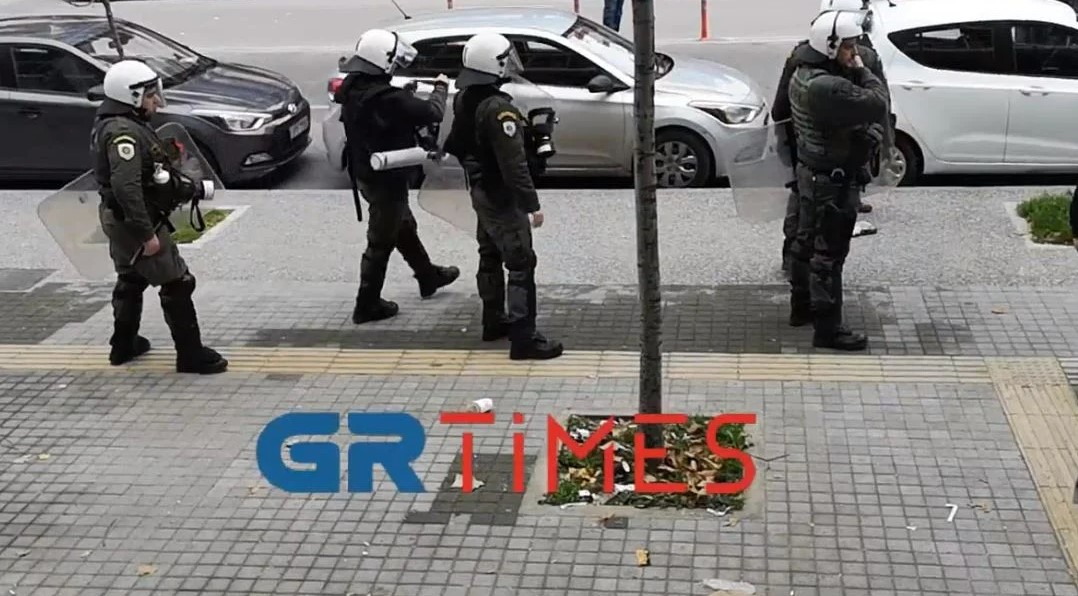 Θεσσαλονίκη: Επεισόδια έξω από το δικαστήριο στη δίκη για τη δολοφονία του Άλκη Καμπανού