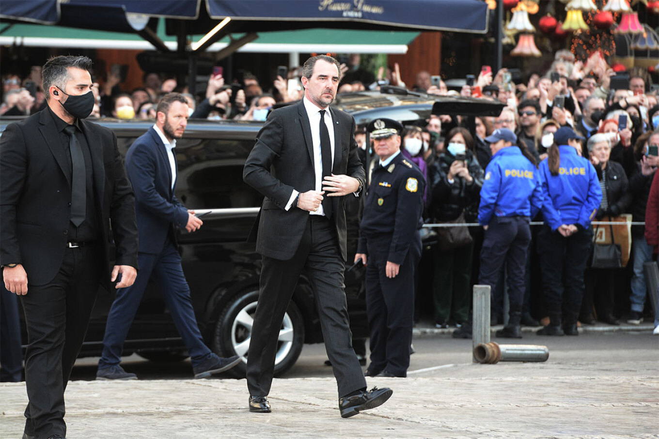 Ο αποχαιρετισμός στον τέως βασιλιά Κωνσταντίνο