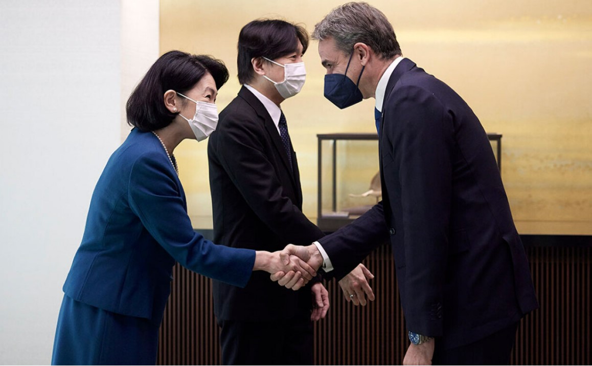 Με τον διάδοχο του ιαπωνικού θρόνου Πρίγκιπα Ακισίνο και την Πριγκίπισα Ακισίνο συναντήθηκαν ο Κυριάκος Μητσοτάκης και η σύζυγός του Μαρέβα Γκραμπόφσκι-Μητσοτάκη, στο πλαίσιο της επίσκεψης του Έλληνα Πρωθυπουργού στην Ιαπωνία.  Κατά τη διάρκεια της συνάντησης στο παλάτι Ακασάκα συζητήθηκαν η πρόκληση της κλιματικής αλλαγής και η πράσινη μετάβαση.  Ο Κυριάκος Μητσοτάκης είχε την ευκαιρία να ενημερώσει για τις πρωτοβουλίες της Ελλάδας και ειδικότερα για την πρωτοβουλία GReco islands που στοχεύει στη μετατροπή