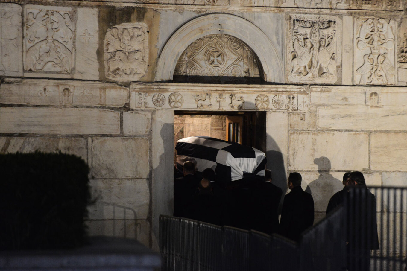 Κηδεία τέως βασιλιά Κωνσταντίνου: Στο παρεκκλήσι του Αγίου Ελευθερίου η σορός