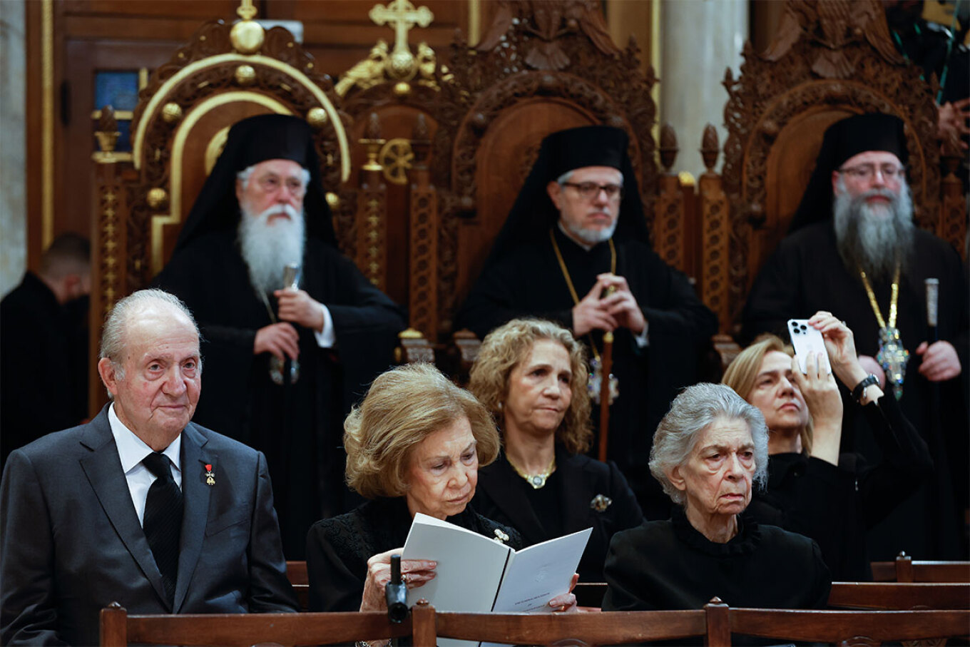 Ο αποχαιρετισμός στον τέως βασιλιά Κωνσταντίνο