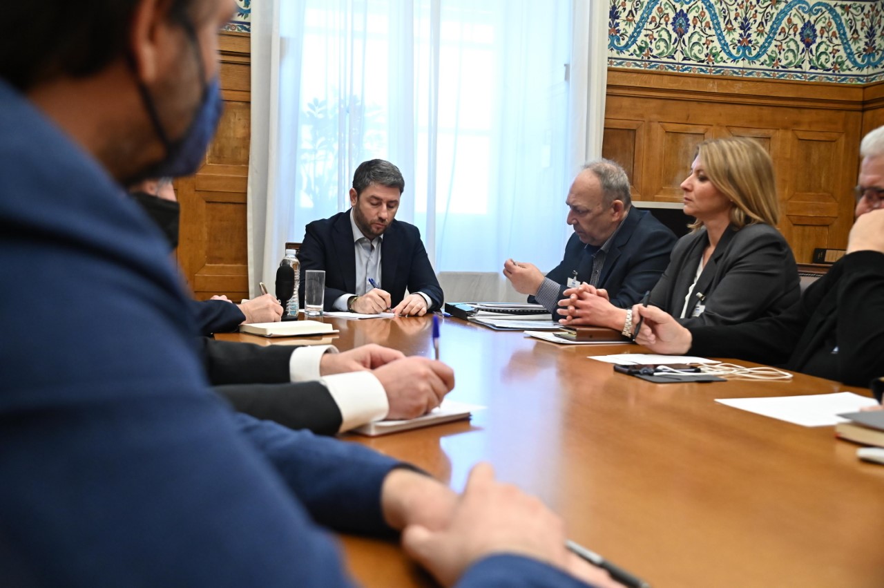 Mε ενώσεις δανειοληπτών και καταναλωτών συναντήθηκε ο Πρόεδρος του ΠΑΣΟΚ-Κινήματος Αλλαγής, Νίκος Ανδρουλάκης.  H συνάντηση έγινε στον απόηχο της απόφασης του Αρείου Πάγου που ανοίγει τον δρόμο για μαζικούς πλειστηριασμούς, καθώς και της νομοθετικής πρωτοβουλίας, που ανέλαβε η Κοινοβουλευτική Ομάδα του κόμματος για την προστασία της κύριας κατοικίας των αδύναμων δανειοληπτών.  «Τα στοιχεία δείχνουν ότι αν δεν γίνει κάτι, το 2023 απειλούνται με πλειστηριασμό της πρώτης κατοικίας 50.000 νοικοκυριά», επεσήμανε