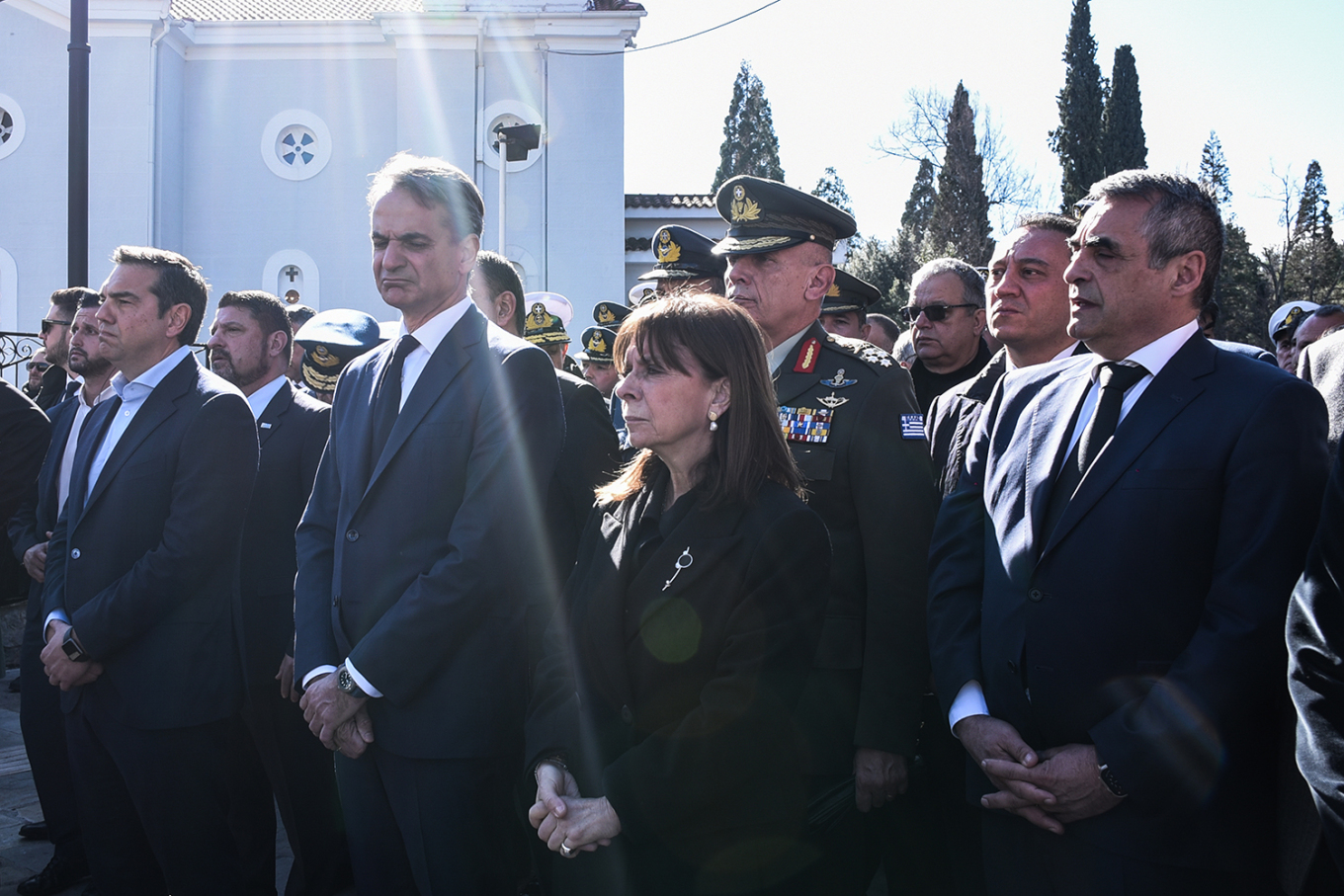 Κηδεία του υποσμηναγού Τουρούτσικα: Δάκρυα από Σακελλαροπούλου, Μητσοτάκη και Τσίπρα