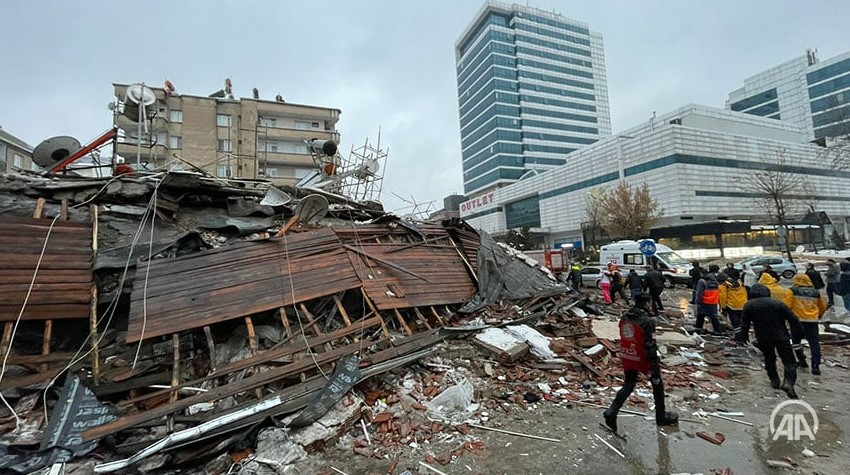 Σεισμός 7,8 Ρίχτερ στην Τουρκία: Ξεπέρασαν τους 900 οι νεκροί  