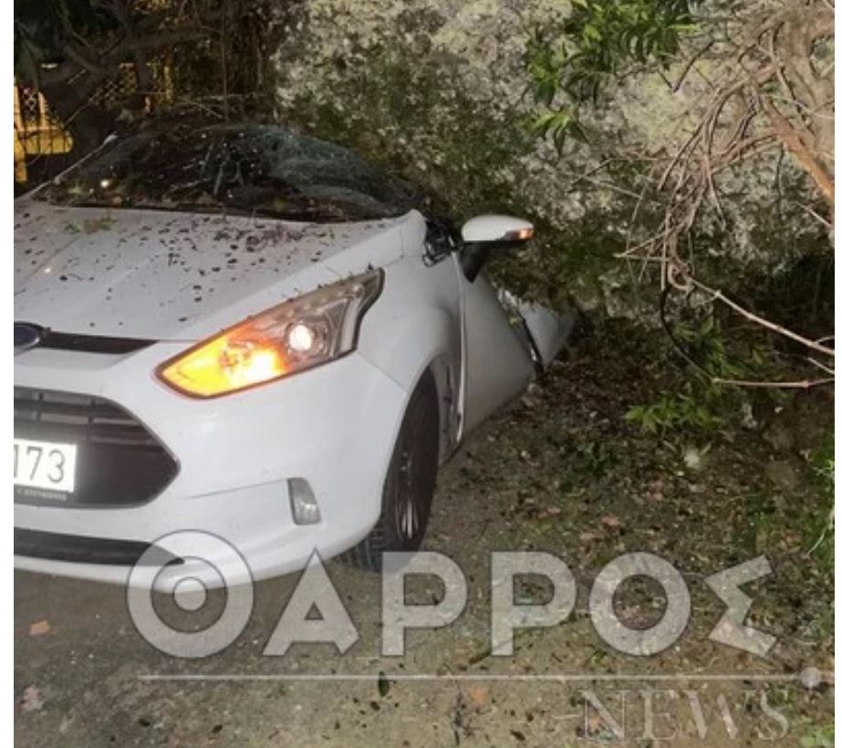 Καλαμάτα: Αυτοκίνητο καταπλακώθηκε από βράχο